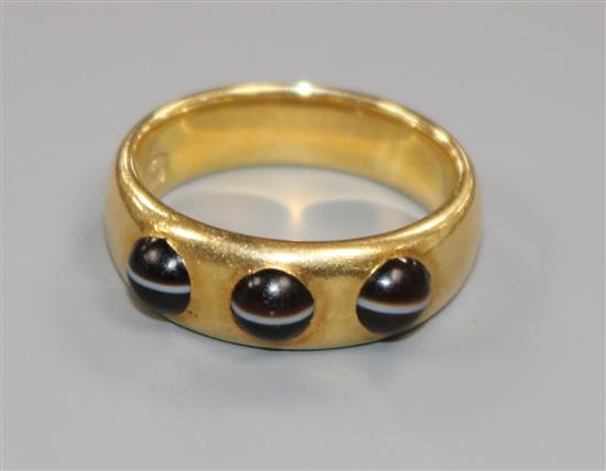 A Victorian 18ct gold and three stone banded agate set ring, size M.